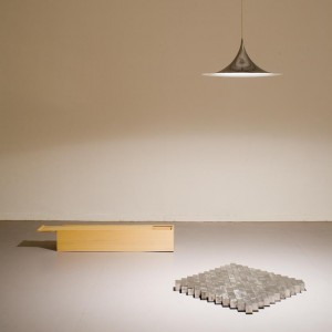 Leonor Antunes, »modo de usar #10 (how to use #10)«, 2005. Engraved wood box, aluminum, aluminum wing nuts, book, lamp in aluminum, dimensions variable.