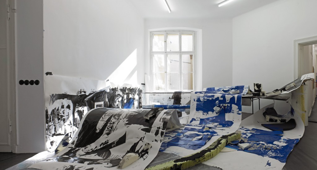 Nora Schultz in collaboration with Manuel Raeder, »Ein Traum: Die selbstgebaute Druck-Maschine arbeitet endlich«, 2012. Printing machine, paper prints, foam, dimensions variable. Unique.