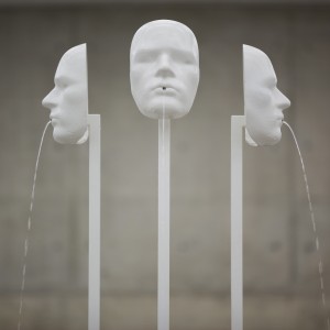 Jos de Gruyter & Harald Thys. »De Drie Wijsneuzen«. 2013. Variable fountain with three masks on metal poles as gargoyles. Unique.