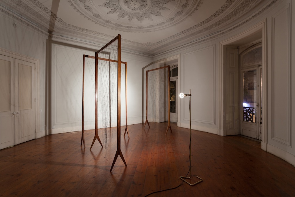 Installation view: Leonor Antunes, » linha é tão fina que o olho, apesar de armado com uma lupa, imagina-a ao invés de vê-la«, Kunsthalle Lissabon, Lisbon, 05.09.13-02.11.13