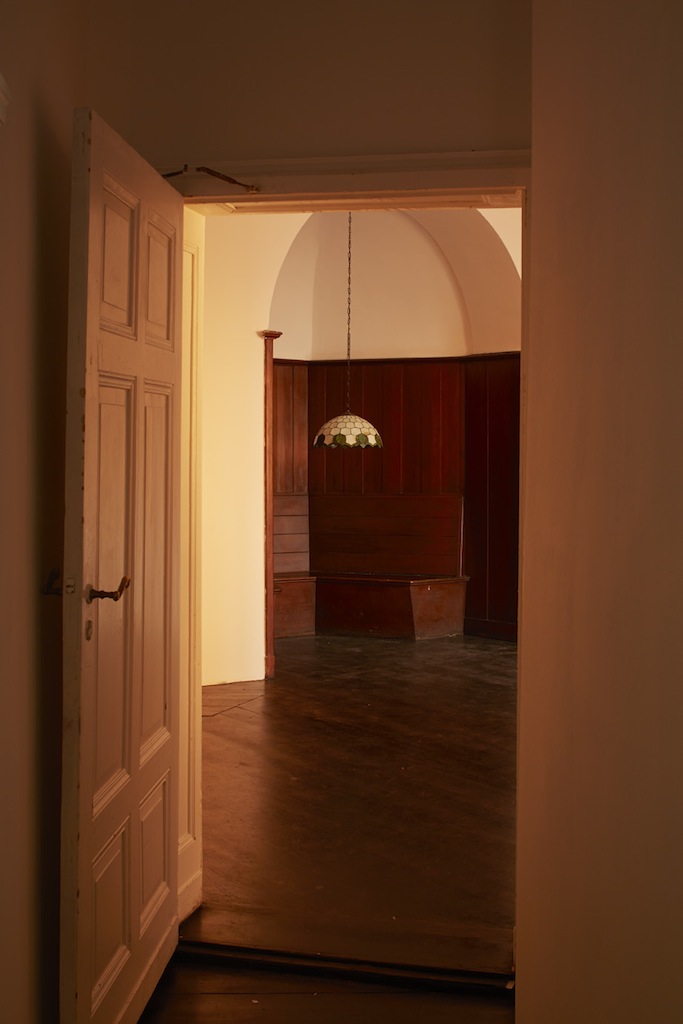 Calla Henkel & Max Pitegoff, »Tiffany Lamp (New Theatre)«, 2015, mixed media, 52 x 52 x 26 cm (lampshade), unique