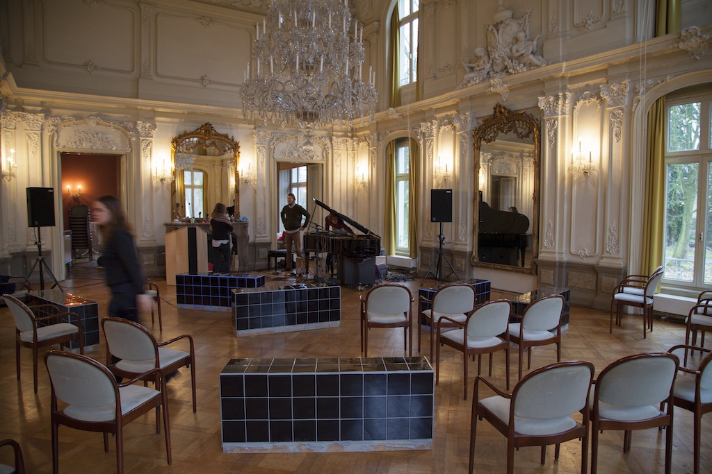 Installation view: Apartment II, Museum Morsbroich Leverkusen in cooperation with the Kunstiftung NRW project 25/25/25<br>
Sound performance with Paolo Thorsen-Nagel, 30.11.14