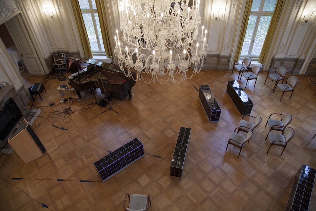 Installation view: Apartment II, Museum Morsbroich Leverkusen in cooperation with the Kunstiftung NRW project 25/25/25<br>
Sound performance with Paolo Thorsen-Nagel, 30.11.14