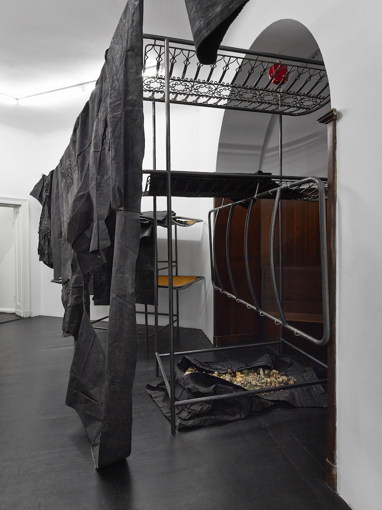 Oscar Murillo, »Signalling devices from a now bastard territory«, 2015-16, oil paint on canvas and linen, copper wire, industrial scale, steel, corn and clay, dimensions variable