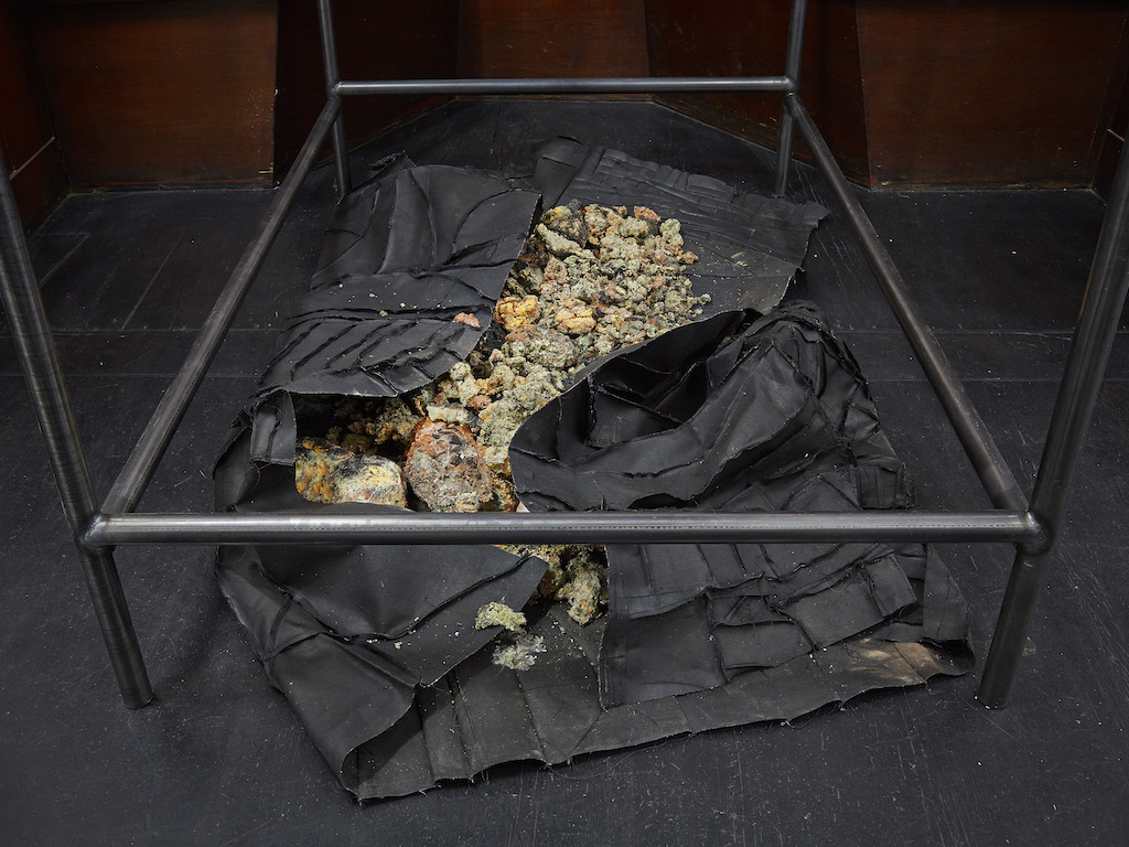 Oscar Murillo, »Signalling devices from a now bastard territory«, 2015-16, oil paint on canvas and linen, copper wire, industrial scale, steel, corn and clay, dimensions variable
