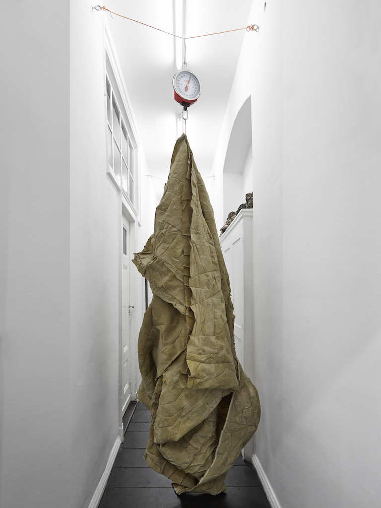 Oscar Murillo, »collected amalgam«, 2015-2016, latex on linen, cornflour, 245 x 70 cm