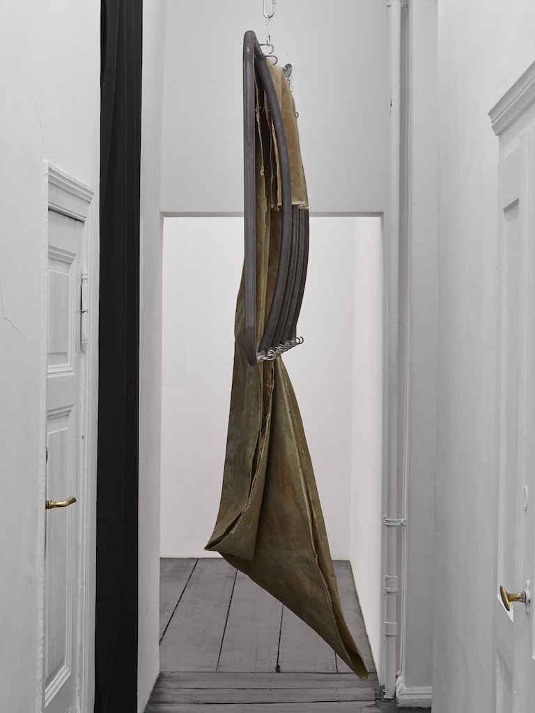 Oscar Murillo, »apparatus«, 2015-2016, industrial scale, copper wire, steel, latex on linen, 290 x 230 Ø 53 cm