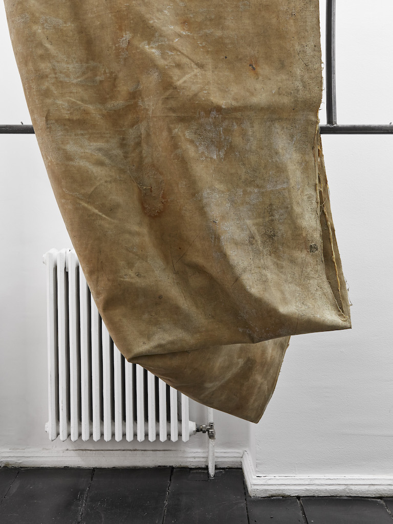 Oscar Murillo, »apparatus« (detail), 2015-2016, industrial scale, copper wire, steel, latex on linen, 290 x 230 Ø 53 cm