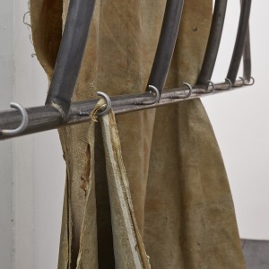 Oscar Murillo, »apparatus« (detail), 2015-2016, industrial scale, copper wire, steel, latex on linen, 290 x 230 Ø 53 cm