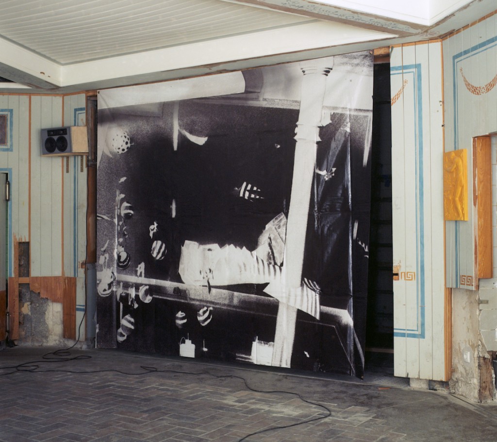 Calla Henkel and Max Pitegoff, »Schinkel Klause«, Schinkel Pavillon, 2016, with backdrops by Marlene McCarty